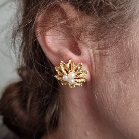 Vintage TRIFARI CROWN 1960s Signed Star Shape Gold Flower Faux Pearls Clip on Ea - Picture 2 of 8